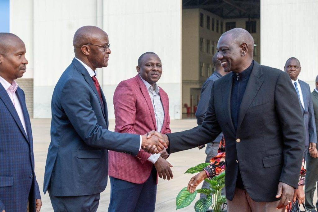 President William Ruto shakes hand with Chief of Defence Forces Francis Ogola at JKIA on January 28, 2024. Photo: PCS