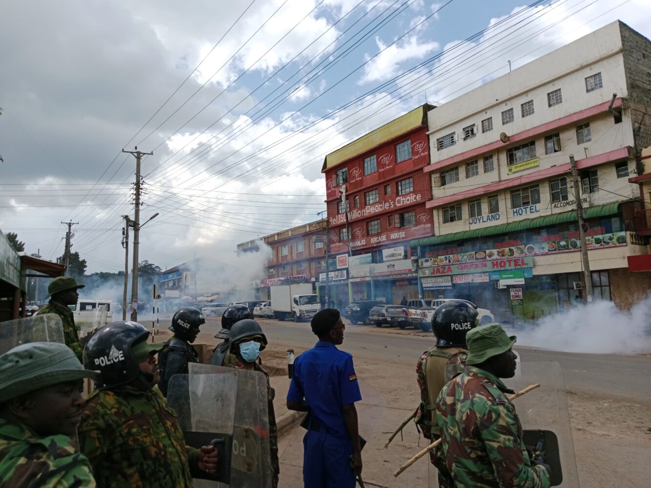 Anti-riot police officers quelling protests in Nyahururu town.