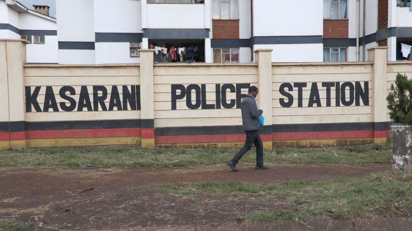 Kasarani: 4 police officers among 6 suspects arrested for stealing over KSh450,000 from a locked car; KSh473,000 recovered