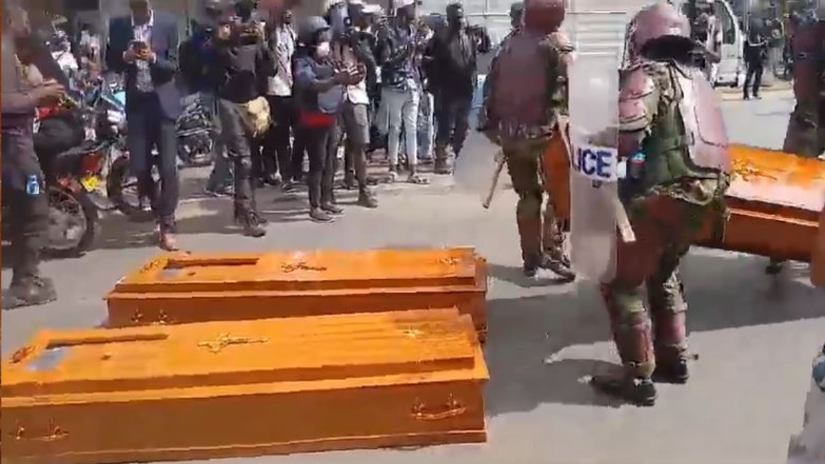 Protesting citizens block Moi Avenue in Nairobi’s CBD using coffins. PHOTO/TV47