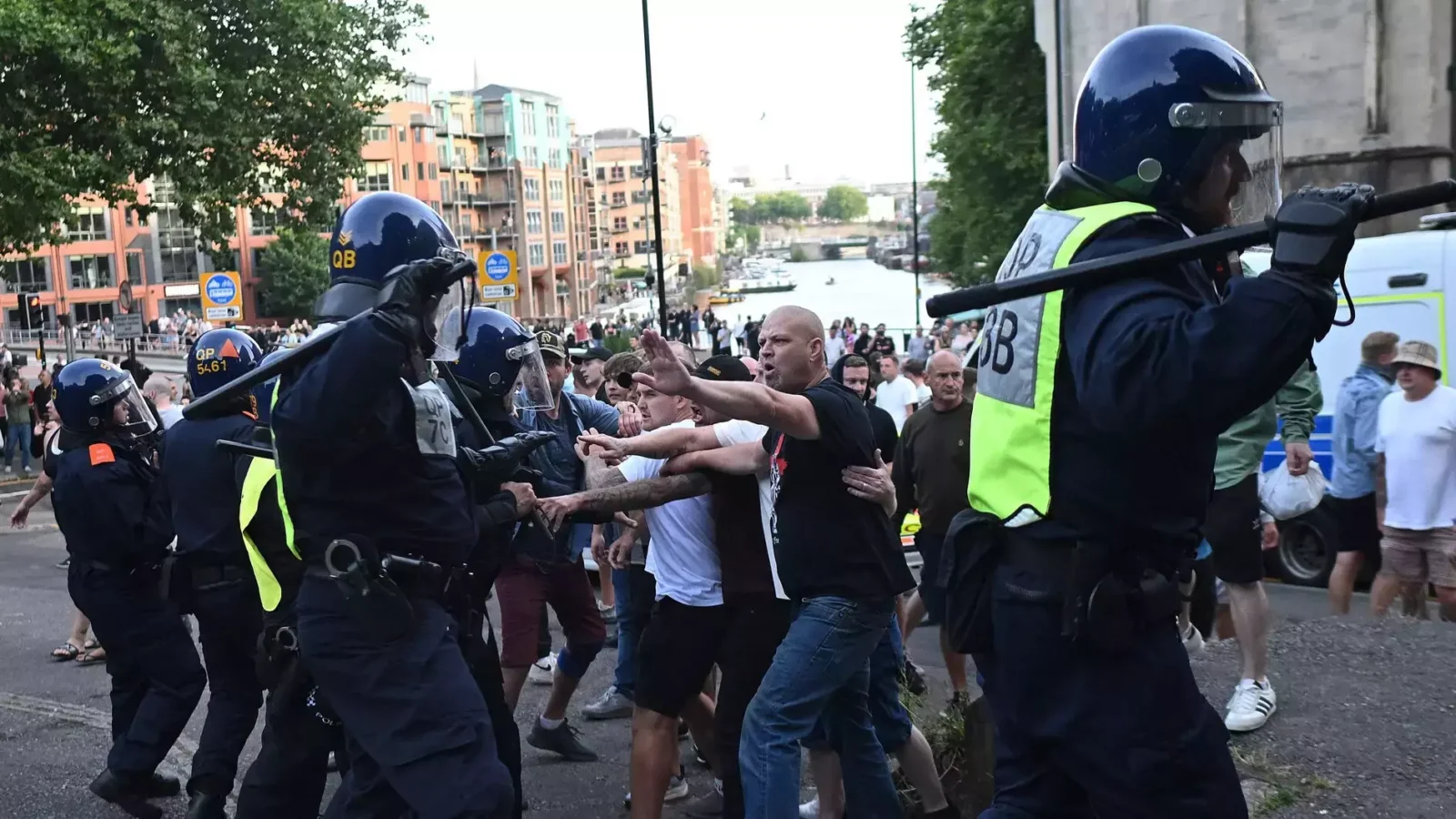 6,000 police ready to deal with violent protesters,  500 extra prison cells opened – UK gov’t