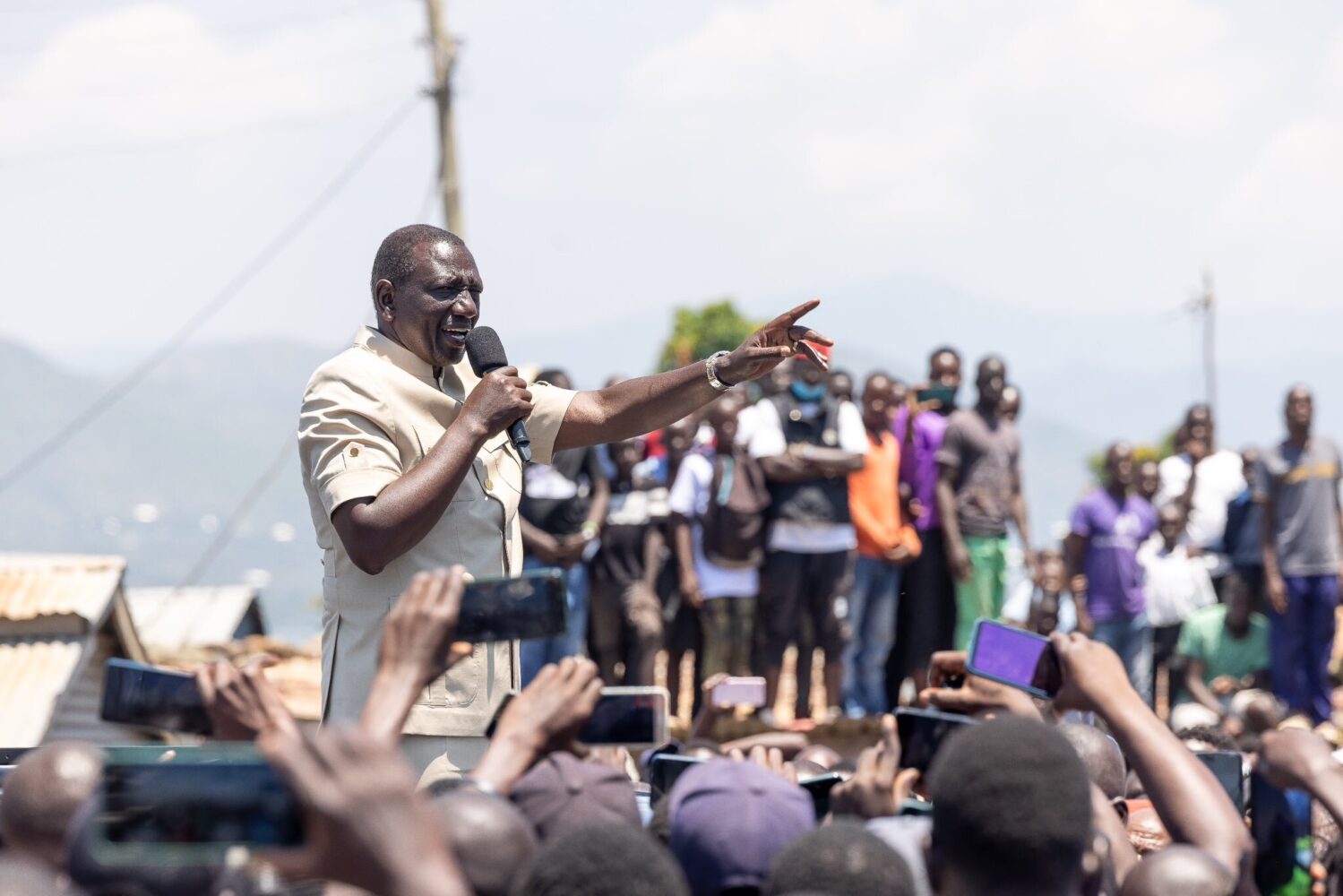 [VIDEO]:A Homa Bay local gifts President Ruto giant ‘Mbuta’ fish