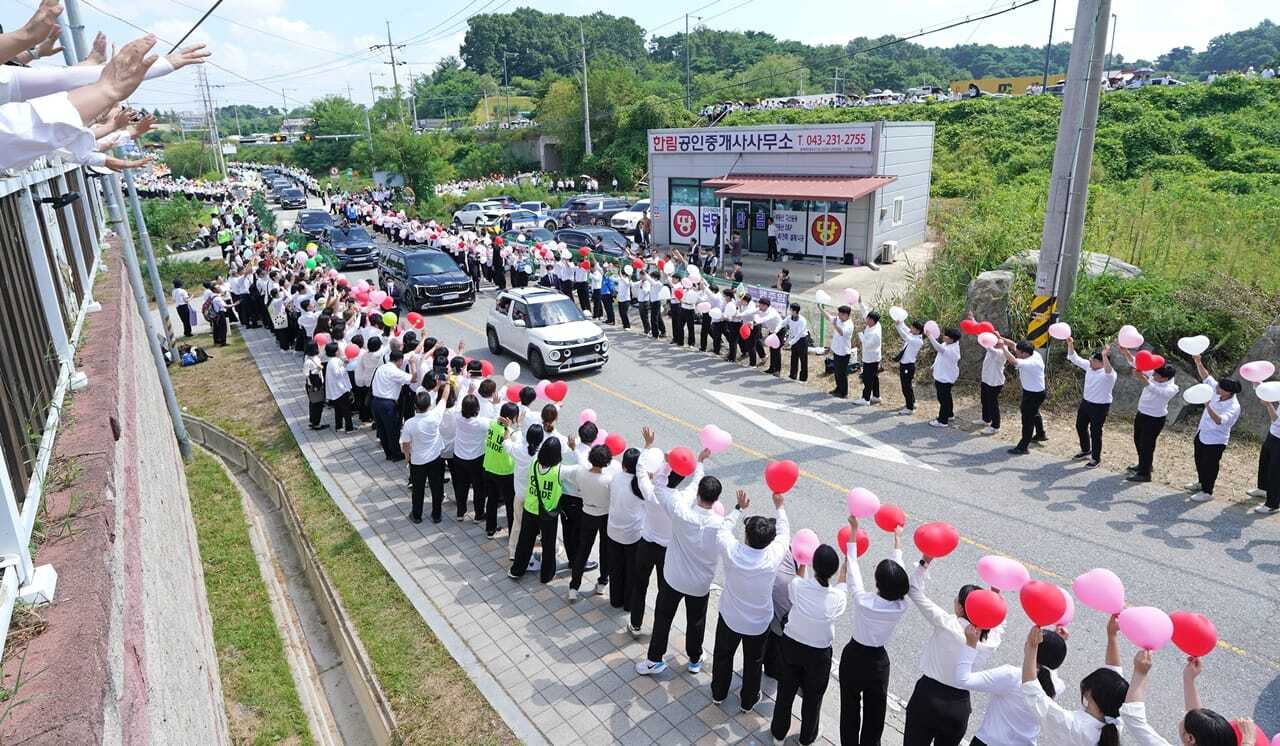 The scene of Shincheonji members warmly welcoming Chairman Lee Man-hee as he arrives at the Cheongju Church of Matthias Tribe on September 8, 2024