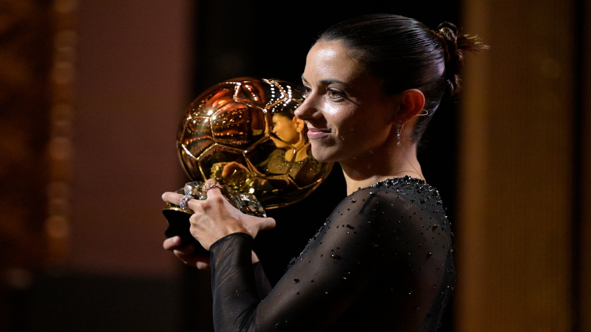 Aitana Bonmati holding her 2023 Ballon diO award.