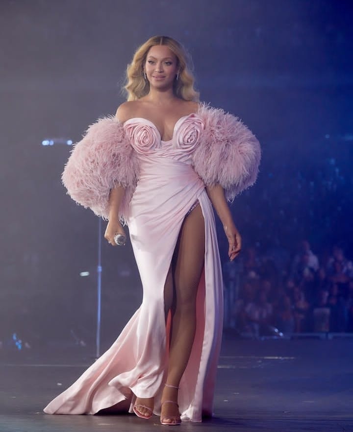 Queen Bey catwalks on stage looking elegant in a pink gown. Photo: Instagram 