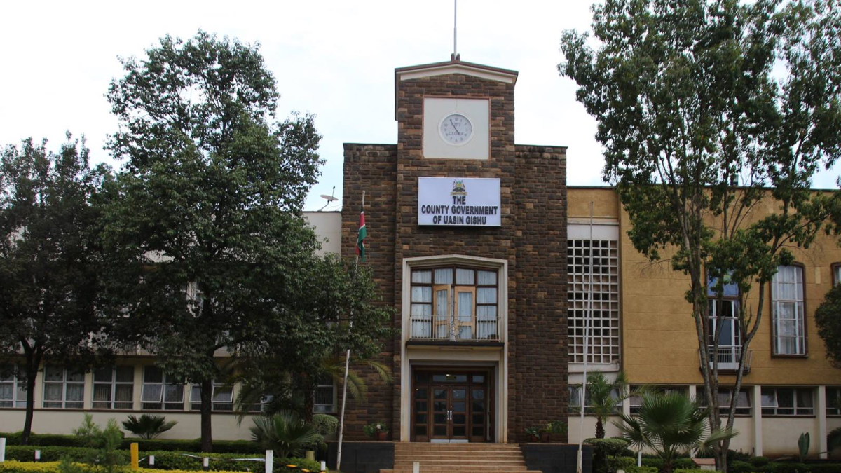 Eldoret: Drama as EACC arrests lands CEC over alleged extortion; two kanjos who tried to block arrest in trouble