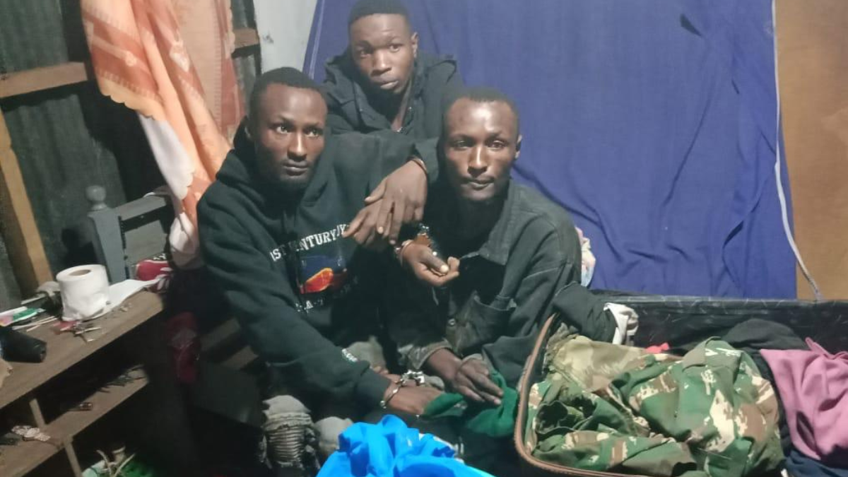 Kiambu: 3 suspects arrested with police uniforms and fake firearm